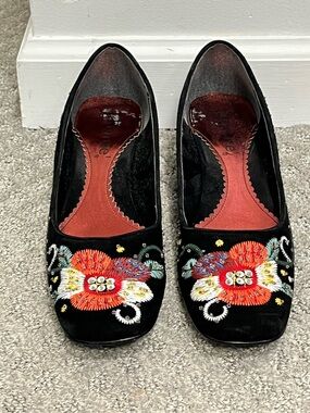 J. Renee Dezra Black Suede Embroidered Bling Kitten Heels Artsy Career Size 9